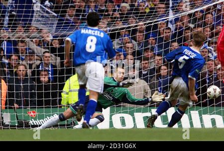 Darren Purse de Birmingham City (à droite) a passé le gardien de but de Liverpool Sander Westerveld de l'endroit de la pénalité, lors de leur match de finale de la coupe Worthington au Millennium Stadium, à Cardiff. Banque D'Images