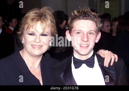 Billy Elliot met en vedette Julie Walters et Jamie Bell lors des Orange British Academy film Awards à l'Odeon de Leicester Square à Londres. La cérémonie a été avancée plusieurs semaines des années précédentes pour lui donner une position plus importante dans le calendrier du film. Banque D'Images