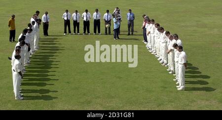 L'équipe sri lankaise et l'équipe d'Angleterre se tiennent pour 2 minutes de silence, comme une marque de respect pour le légendaire joueur de cricket Sir Donald Bradman, qui est décédé en Australie à l'âge de 92 ans.L'équipe d'Angleterre et l'équipe sri lankaise jouent le dernier jour du 1er Test * ... au stade international de cricket de Galle, Galle, Sri Lanka. Banque D'Images