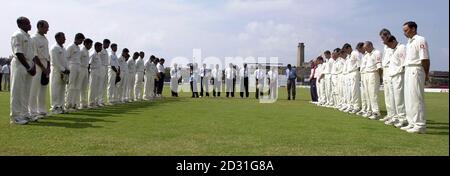 L'équipe sri lankaise et l'équipe d'Angleterre se tiennent pour 2 minutes de silence, comme une marque de respect pour le légendaire joueur de cricket Sir Donald Bradman, qui est décédé en Australie à l'âge de 92 ans. L'équipe d'Angleterre et l'équipe sri lankaise jouent le dernier jour du 1er Test * ... au stade international de cricket de Galle, Galle, Sri Lanka. Banque D'Images
