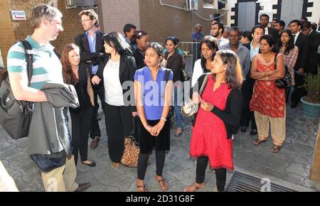 Foule devant la Cour suprême de Port Louis, à l'île Maurice, lors du procès de Sandip Moneea et d'Avinash Treebhoowoon, accusés du meurtre de la citoyenne irlandaise Michaela McReavey, qui a été tuée pendant sa lune de miel il y a un an. Banque D'Images