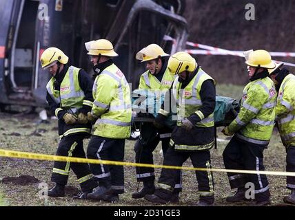 Des travailleurs d'urgence sur les lieux de la grande Heck sur la ligne principale de la côte est entre York et Doncaster où un certain nombre de personnes sont mortes lorsqu'un train de grande ligne à grande vitesse a heurté un service de fret. La collision s'est produite après que le train de marchandises a déraillé * ... quand une voiture a glissé d'un pont d'autoroute dans la neige. Banque D'Images