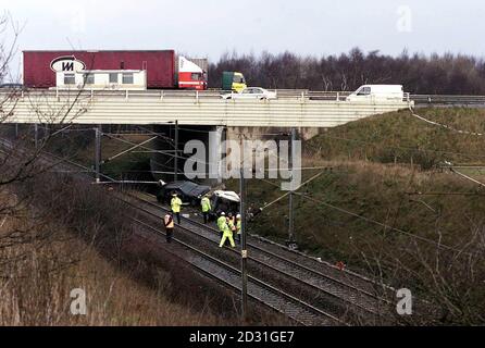 La police examine l'épave des véhicules, y compris un Land Rover (à droite) et une remorque sur les lieux de Great Heck, sur la ligne principale de la côte est entre York et Doncaster. Un certain nombre de personnes sont mortes lorsqu'un train à grande vitesse de la ligne principale s'est écrasé dans un service de fret. * la collision s'est produite après que le train de marchandises a déraillé quand la voiture a glissé d'un pont d'autoroute dans la neige. Banque D'Images