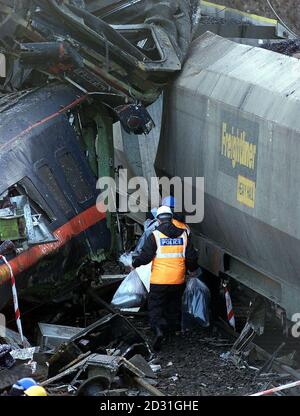 Des policiers ayant des biens personnels ont été pris de l'épave du train de voyageurs qui a été impliqué dans un accident de la route et du rail à Great Heck, près de Selby dans le North Yorkshire, tuant 13 personnes. Banque D'Images