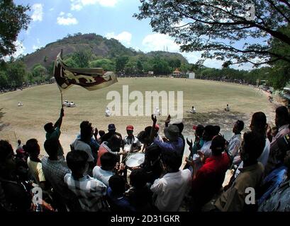 Les supporters locaux jouent de la musique et branle le drapeau national du Sri Lanka en tant que terrain de l'équipe de cricket de l'Angleterre, lors du match d'une journée au stade de Welagedara, à Kurungala, au Sri Lanka. Banque D'Images