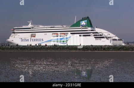 Le nouveau IR 80million de Dublin à Holyhead ferry de croisière 'Ulysse' arrive dans le port de Dublin. Le plus grand ferry au monde, construit en Finlande, peut transporter 1342 voitures sur une place de stationnement de cinq kilomètres, et transporter 2000 passagers et membres d'équipage. * en une journée d'opérations, il peut transporter 5,368 voitures ou 960 camions articulés entre l'Irlande et la Grande-Bretagne - un convoi de véhicules de plus de 10 miles de long. Il effectuera deux trajets de retour par jour avec un temps de navigation d'un peu plus de trois heures dans chaque sens. Banque D'Images