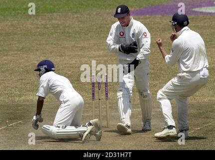 Le gardien de cricket anglais Alec Stewart vole le batteur sri-lankais Kumar Sangakkara pour 95 courses, célébrées par Marcus Trescothick (à droite), au cours du quatrième jour du 2e Test, entre l'Angleterre et le Sri Lanka, au stade Asgiriya, à Kandy, au Sri Lanka. Banque D'Images