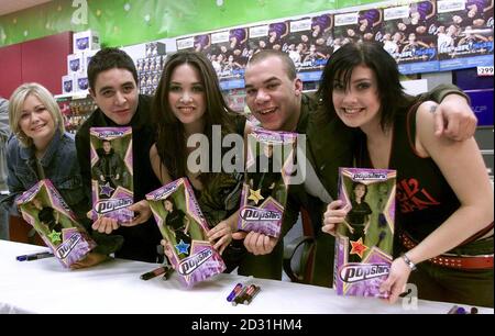 Groupe de pop Hear'say (G-D) Suzanne Shaw, Noel Sullivan, Myleene Klass, Danny Foster et Kym Marsh, avant une séance de signature au lancement de leurs poupées-jouets, au prix de 14.99 chacune, dans un magasin Woolworths de Milton Keynes, Buckinghashire.*...leur premier single, PUE & simple, devrait entrer dans les charts au numéro un .Le groupe s'est réuni à travers le programme Popstars de l'ITV, qui a retracé la naissance du groupe depuis les premières ausations jusqu'à aujourd'hui. Banque D'Images