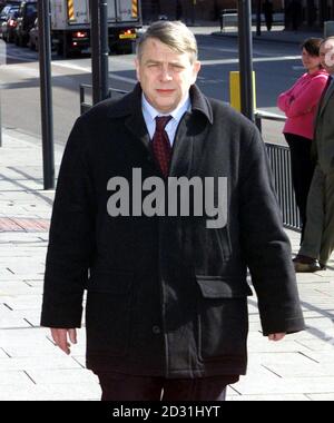 Paul Vinall, un consultant gynécologues, de Leeds arrive à Leeds Magistrate court où il a été accusé de 33 agressions indécentes contre des patients. * Vinall, 55 ans, qui a travaillé dans les secteurs privé et NHS à Leeds, aurait mené les assauts entre décembre 1981 et mars 2000. L'affaire a été ajournée. 15/01/02: Paul Vinall, obstétricien consultant et gynécologue qui a travaillé dans divers hôpitaux et cliniques privées du Yorkshire, y compris Leeds General Infirmary et Wharfedale General Hospital, Otleyhas a comparu au Sheffield Crown court, où a refusé 31 chefs d'accusation o Banque D'Images