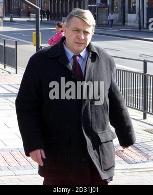 Paul Vinall, un consultant gynécologues, de Leeds arrive à Leeds Magistrate court où il a été accusé de 33 agressions indécentes contre des patients. * Vinall, 55 ans, qui a travaillé dans les secteurs privé et NHS à Leeds, aurait mené les assauts entre décembre 1981 et mars 2000. L'affaire a été ajournée. Banque D'Images