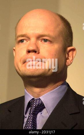 Le chef conservateur William Hague commente la gestion par les gouvernements de la crise de la fièvre aphteuse au bureau central conservateur de Londres. M. Hague a appelé le gouvernement à présenter une législation dans les trois prochains jours afin de permettre le report du comté. * élections du conseil dans les zones les plus touchées par la fièvre aphteuse. M. Hague a déclaré qu'il était maintenant "indéniable" qu'il pourrait y avoir de sérieux problèmes dans l'organisation des élections dans des comtés comme Devon et Cumbria à la date prévue de mai 3. 21/3/01: Le chef conservateur Hague a rejeté les affirmations qu'il tente d'encourager une faible tu Banque D'Images