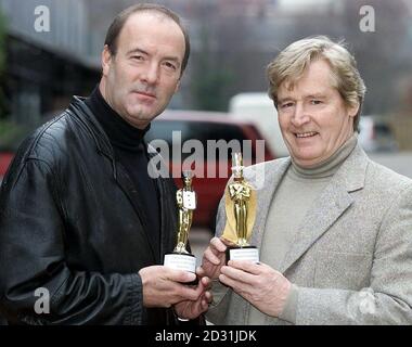 William Roache (R), acteur de rue couronnement, joue Ken Barlow avec Dean Sullivan de Brookside, qui joue Jimmy Corkhill, après avoir reçu leurs « soap Oscars » aux Granada Studios de Manchester. Le programme de fièvre du savon de l'ITV2 a organisé les Oscars du programme « soap ». * pour coïncider avec les Academy Awards aux États-Unis. Banque D'Images