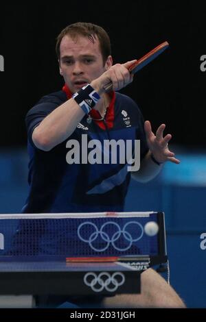 Paul Drinkhall, joueur de tennis de table en Grande-Bretagne, s'entraîne sur le site olympique à l'Excel Arena avant les matchs de Londres 2012. Pendant la session d'entraînement de tennis de table à l'Excel, Londres. Banque D'Images