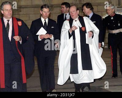 Le Prince de Galles (au centre à gauche) avec l'archevêque de York David Hope (à droite) à York Minster au service commémoratif pour les victimes de l'accident ferroviaire de Selby. Deux mille personnes y ont assisté, dont le vice-premier ministre John Prescott * ... des passagers blessés dans la tragédie, des représentants des compagnies ferroviaires et du personnel des services d'urgence qui ont travaillé sur les lieux de la catastrophe. Dix personnes ont été tuées lorsqu'un train de voyageurs du GNER est entré en collision avec un train de marchandises près du village de Great Heck le mois dernier. Banque D'Images