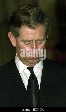 Le Prince de Galles à York Minster assistant au Memorial Service pour les victimes de l'accident de chemin de fer de Selby. Deux mille personnes y ont assisté, dont le vice-premier ministre John Prescott, des passagers blessés dans la tragédie * ... des représentants des compagnies ferroviaires et du personnel des services d'urgence qui ont travaillé sur les lieux de la catastrophe. Dix personnes ont été tuées lorsqu'un train de voyageurs du GNER est entré en collision avec un train de marchandises près du village de Great Heck le mois dernier. Banque D'Images