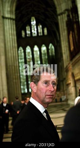 Le Prince de Galles à York Minster assistant au Memorial Service pour les victimes de l'accident de chemin de fer de Selby. Deux mille personnes y ont assisté, dont le vice-premier ministre John Prescott, des passagers blessés dans la tragédie * ... des représentants des compagnies ferroviaires et du personnel des services d'urgence qui ont travaillé sur les lieux de la catastrophe. Dix personnes ont été tuées lorsqu'un train de voyageurs du GNER est entré en collision avec un train de marchandises près du village de Great Heck le mois dernier. Banque D'Images