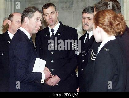 Des policiers qui ont assisté à la rencontre du Prince de Galles (à gauche) sur les lieux de l'accident du chemin de fer Selby à York Minster, après le service commémoratif pour les victimes de l'accident du chemin de fer Selby. * deux mille personnes y ont assisté, dont le vice-premier ministre John Prescott, des passagers blessés dans la tragédie, des représentants des compagnies ferroviaires et du personnel des services d'urgence qui ont travaillé sur les lieux de la catastrophe. Dix personnes ont été tuées lorsqu'un train de voyageurs du GNER est entré en collision avec un train de marchandises près du village de Great Heck le 28/02/01. Banque D'Images