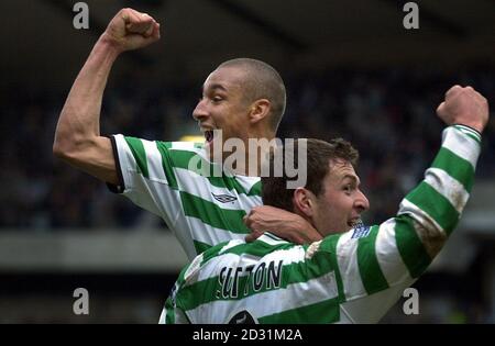 Henrik Larsson (à gauche) du Celtic célèbre son but contre Dundee United avec son coéquipier Chris Sutton, lors de son match de demi-finale de la coupe écossaise au stade Hampden Park de Glasgow. Banque D'Images