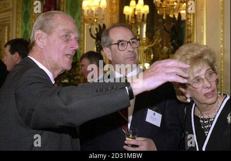 Le duc d'Édimbourg s'entretient avec Patrick O'Shea et Elaine Copland - tous deux d'Amérique - au château de Windsor lors d'une visite de personnalités touristiques du monde entier pour les persuader que le pays est ouvert aux affaires, malgré l'épidémie de fièvre aphteuse.* les délégués visitaient la résidence officielle de pays du Premier ministre à Chequrs.Le château de Windsor est utilisé par la famille royale à la fois comme résidence privée et pour les engagements officiels et d'État, et est utilisé en permanence depuis que William le Conquérant a construit une forteresse sur le site après son invasion de l'Angleterre en 1066. Banque D'Images