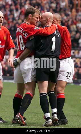 CETTE IMAGE NE PEUT ÊTRE UTILISÉE QUE DANS LE CONTEXTE D'UNE FONCTION ÉDITORIALE. AUCUNE UTILISATION DE SITE WEB/INTERNET À MOINS QUE LE SITE NE SOIT ENREGISTRÉ AUPRÈS DE L'ASSOCIATION DE FOOTBALL PREMIER LEAGUE. Teddy Sheringham de Manchester United (à gauche) célèbre avec le gardien de but Fabien Barthez après avoir obtenu le score de la zone de pénalité lors du match de première FA contre Manchester United à Old Trafford, Manchester. Banque D'Images