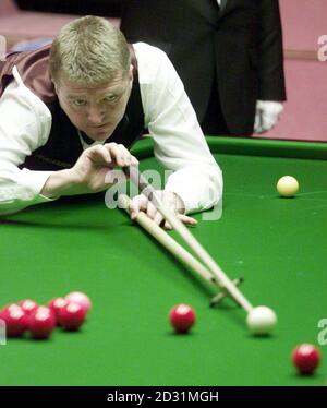 Dave Harold, de l'Angleterre, en action avec le reste dans son premier tour de match contre l'australien Quinten Hann, lors des championnats du monde de l'ambassade au Crucible Theatre, à Sheffield. Banque D'Images