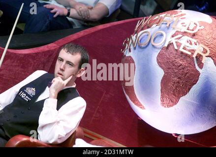 Mark Williams, du pays de Galles, pond lors de son match contre Joe Swail, de l'Irlande du Nord, lors de la séance du soir aux Championnats du monde de snooker de l'ambassade au Crucible, à Sheffield. Banque D'Images