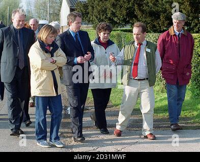 M. Blair fait une visite éphémère aux agriculteurs des Midlands touchés par la crise de la fièvre aphteuse. Il a visité le village de Marston, dans le sud du Derbyshire, sur Dove, où le stock a été abattu sur chaque ferme à la suite de la maladie. (À gauche) Mme Sue Archer, de Dovebank Farm, qui a harangué le premier ministre au sujet de la gestion de la crise. * le premier ministre a pris l'avion pour l'aéroport voisin d'East Midlands avant de faire le court voyage pour rencontrer David et Pamela Smith et Gerald et Mary Salt, qui ont perdu entre eux plus de 700 têtes de moutons et de bétail. (l/r) Mark Todd M.P, Sue Archer Banque D'Images