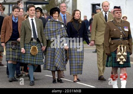 (G-D) Lord Colin Campbell avec le fils du duc d'Argylls, Torquhil Ian Campbell, veuve Duchess Iona Mary Campbell, fille Lady Louise Iona Campbell et son mari Anthony Burrell Esq, et un Argyll et Sutherland Highlander au duc d'Argyll[des funérailles.* le cercueil est conduit dans les rues d'Inverary en Écosse après ses funérailles à l'église paroissiale.Le duc, dont la maison familiale est le château d'Inveraray, Argyll et Bute, est décédé subitement le week-end dans un hôpital de Londres, pendant une chirurgie cardiaque à l'âge de 63 ans. Banque D'Images