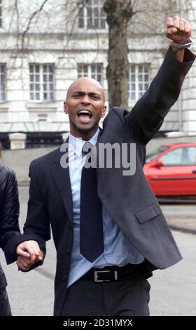 L'ancien mari de Spice Girl Mel B, Jimmy Gulzar devant la cour intérieure de la Couronne de Londres. Gulzar a parlé de son plaisir après que sa condamnation pour avoir attaqué la jeune sœur de la star a été écrasée. * Jimmy Gulzar avait été reconnu coupable en février d'agression commune contre Danielle Brown, la sœur de 20 ans de Melanie Brown, qui est venue chercher sa fille de 18 mois Phoenix Chi de sa maison à Hampstead, dans le nord de Londres. Mais l'enregistreur Andrew Baillie et deux magistrats, siégeant à la cour intérieure de la Couronne de Londres, ont dégagé Gulzar de toute erreur lors du conflit le 6 août de l'année dernière. Banque D'Images