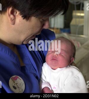 Bébé Caroline est nourrie par soeur Lani Tom à l'hôpital Frimley Park, après qu'elle a été retrouvée abandonnée dans un sac fourre-tout dans un parking à Camberley. La police continue de faire appel à la mère de la petite fille pour qu'elle se fasse de l'avant. * ...après avoir laissé l'enfant sur le plancher du parking de Pembroke Broadway à Camberley, Surrey, le 27/04/01 nuit. Le tot, qui était enveloppé d'une serviette et d'un drap, a passé la nuit à l'hôpital Frimley Park, dans la ville. Les infirmières ont déclaré que Caroline passera les prochains jours à être soignés dans l'unité spéciale de soins pour bébés de l'hôpital. Banque D'Images