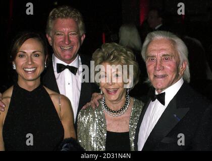 L'acteur Kirk Douglas avec sa femme Anne et son fils aîné Peter avec sa femme Lisa assistent au bal annuel Odyssée de l'Institut du cancer John Wayne au Beverley Hilton, LA.Douglas comme là pour recevoir le prix « Duke » qui est présélectionné chaque année.* ...pour honorer une contribution exceptionnelle à la lutte contre le cancer. Banque D'Images