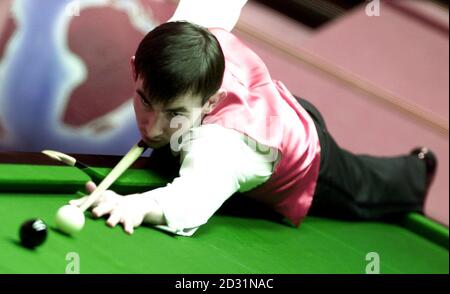 Patrick Wallace en action contre Joe Swail lors de la finale du quart des Championnats du monde de Snooker de l'Ambassade au Crucible Theatre, Sheffield. Banque D'Images