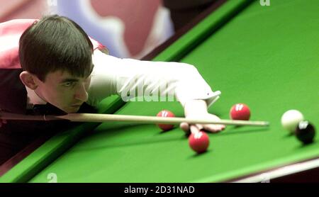 Patrick Wallace en action contre Joe Swail lors de la finale du quart des Championnats du monde de Snooker de l'Ambassade au Crucible Theatre, Sheffield. Banque D'Images