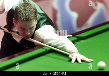 Joe Swail en action contre Patrick Wallace lors de la finale du quart des Championnats du monde de Snooker de l'Ambassade au Crucible Theatre, Sheffield. Banque D'Images