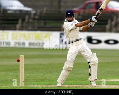 Michael Vaughan du Yorkshire en action pendant le match de la Benson and Hedges Cup contre Leicestershire à Grace Road, Leicester. Banque D'Images