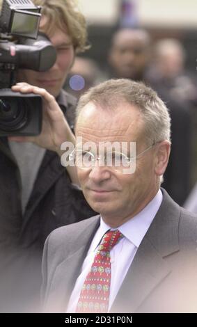 L'auteur millionnaire et dramaturge Lord Archer quitte le Old Bailey, à Londres, où il a comparu pour une audience préparatoire au procès.L'ancien vice-président du Parti conservateur a nié lors d'une audience précédente qu'il avait demandé à un ami de mentir pour lui pendant une affaire de diffamation.* l'essai devrait durer jusqu'à un mois.Il a plaidé non coupable à cinq chefs d'accusation - deux de parjure, deux de pervertir la cause de la justice et un d'utilisation d'un faux instrument, concernant des journaux utilisés dans son procès en diffamation contre le Daily Star en 1987. Banque D'Images