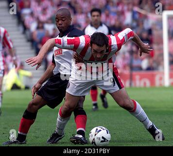 Peter Thorne, de Stokes City (avant), combat avec Fitzroy Simpson de Walsall pendant le match de la division football League Two au stade Britannia, Stoke. Banque D'Images