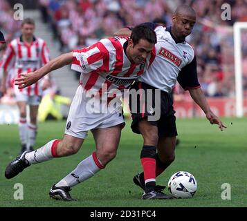 Peter Thorne (à gauche) de Stoke City combat avec Fitzroy Simpson de Walsall pendant le match de la division deux de la ligue de football au stade Britannia, Stoke. Banque D'Images