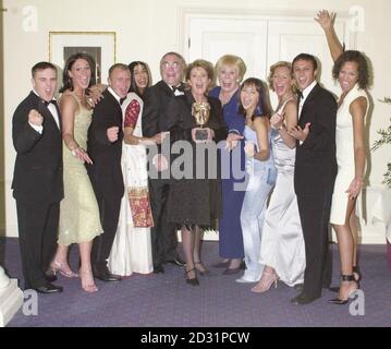 Les acteurs de la rue couronnement avec le Prix spécial d'Acheivement qu'ils ont reçu aux British Academy Television Awards à l'Hôtel Grosvenor House de Londres pour célébrer la 40e année du spectacle. * (de gauche à droite) Alan Halsall, Suranne Jones, Steven Arnold, Shovna Gulati, Bill Tarny, Jane McNught (productrice exécutive) Liz Dawn, Samia Ghadie, Tracy Shaw, Chris Bisson, Naomie Russell. Banque D'Images