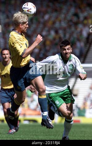 Le Celtic Johan Mjallby (à gauche) et Mark Libbra de Hibernian se battent pour le ballon lors de la finale de la coupe Scottish FA de Tennents à Hampden Park, Glasgow. Remarque : les deux équipes jouent dans la bande de changement. Banque D'Images