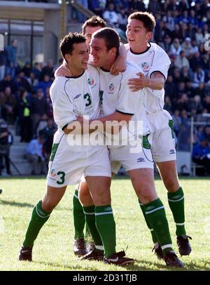 Ian Harte (à gauche) et Matt Holland de la République d'Irlande célèbrent le but de Richard Dunne (au centre) contre l'Estonie lors du match du deuxième groupe de qualification européen de la coupe du monde au stade Kadriog, à Tallinn. Banque D'Images