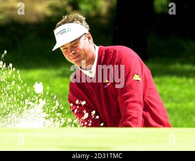 Darren Clarke, d'Irlande du Nord, dans le bunker, au cours de la première journée de l'Open d'Angleterre, à Forest of Arden, Warwickshire. Banque D'Images