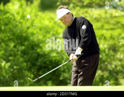 Andrew Oldcorn, en Écosse, sur le 18ème green, pendant le premier jour de l'Open d'Angleterre, à Forest of Arden, Warwickshire. Banque D'Images