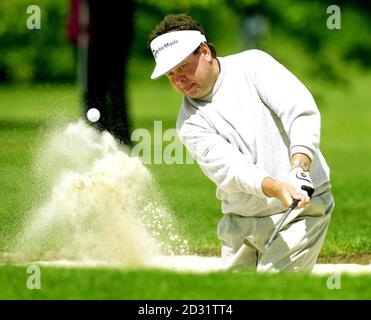 Andrew Oldcorn, en Écosse, dans le bunker au troisième jour, au cours de la deuxième journée de l'Open d'Angleterre, à Forest of Arden, Warwickshire. Banque D'Images