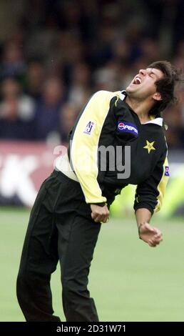 Shahid Afridi, au Pakistan, célèbre sa prise de vue stupéfiante pour rejeter le baturage britannique centurion Marcus Trescothick, lors de la dernière partie du match d'un jour de NatWest Triangular à Lords, Londres. Le Pakistan a battu l'Angleterre par deux tours. Banque D'Images