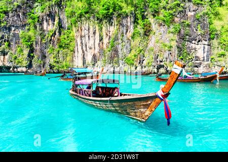 Célèbre lagune de la baie Maya à l'île Ko Phi Phi Leh avec bateau traditionnel thaïlandais à longue queue, entouré de falaises calcaires dans la province de Krabi, mer d'Andaman. TH Banque D'Images