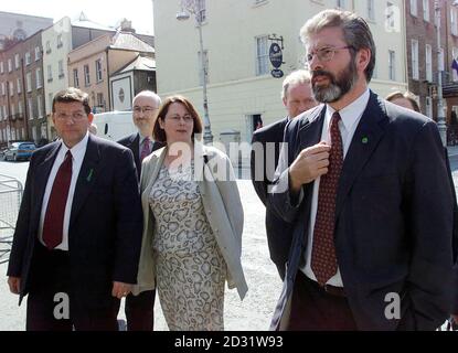 La nouvelle équipe de Sinn Fein se promoit à la Dail, à Dublin, pour une rencontre avec le Premier ministre irlandais Bertie Ahern. (De gauche à droite), Pat Doherty, Caoimhghin O'Caolain, Michelle GilderNew, Martin McGuinness et Gerry Adams. Banque D'Images