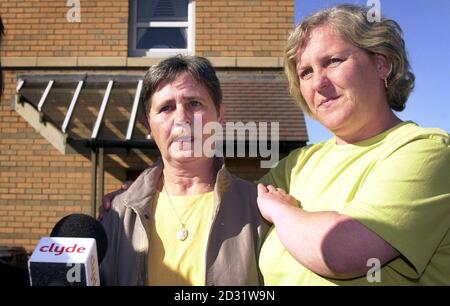 Catherine Gallacher, 58 ans (à gauche) accompagnée de sa fille Yvonne Gallacher, 36 ans, de son jardin à Glasgow, donne sa réaction au verdict rendu à Angus Sinclair, 56 ans, qui a été reconnu coupable à la haute Cour de Glasgow. * ... de l'assassinat de sa fille Mary il y a plus de 20 ans. Banque D'Images