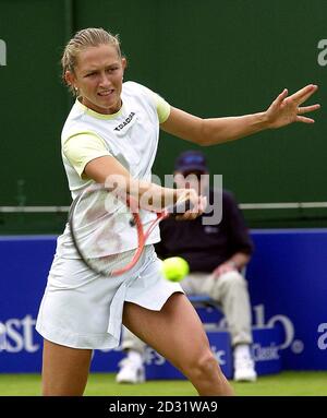 La semence numéro sept Elena Likhovtseva de Russie revient à Tina Pisnik en Slovaquie pendant le DSV Classic Ladies International tennis au Club du Prieuré d'Edgbaston, Edgbaston, Birmingham. Banque D'Images