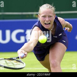 Slovakia Tina Pisnik volées un retour au numéro sept Elena Likhovtseva pendant le DSV Classic Ladies International tennis au Edgbaston Priory Club, Edgbaston, Birmingham, 2001. Banque D'Images